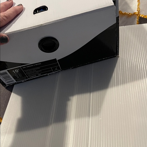 Jordan men air Jordon 11 Retro 11 black and white some damage on the box - Picture 7 of 9